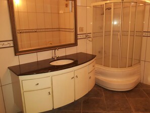 Shower, free toiletries, towels - Royal Copenhagen Inn (Lahore)