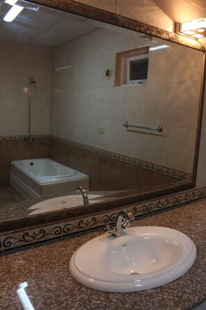 Shower, free toiletries, towels