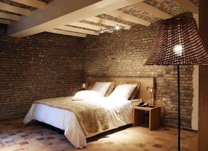 Caja de seguridad en la habitación, escritorio y cunas