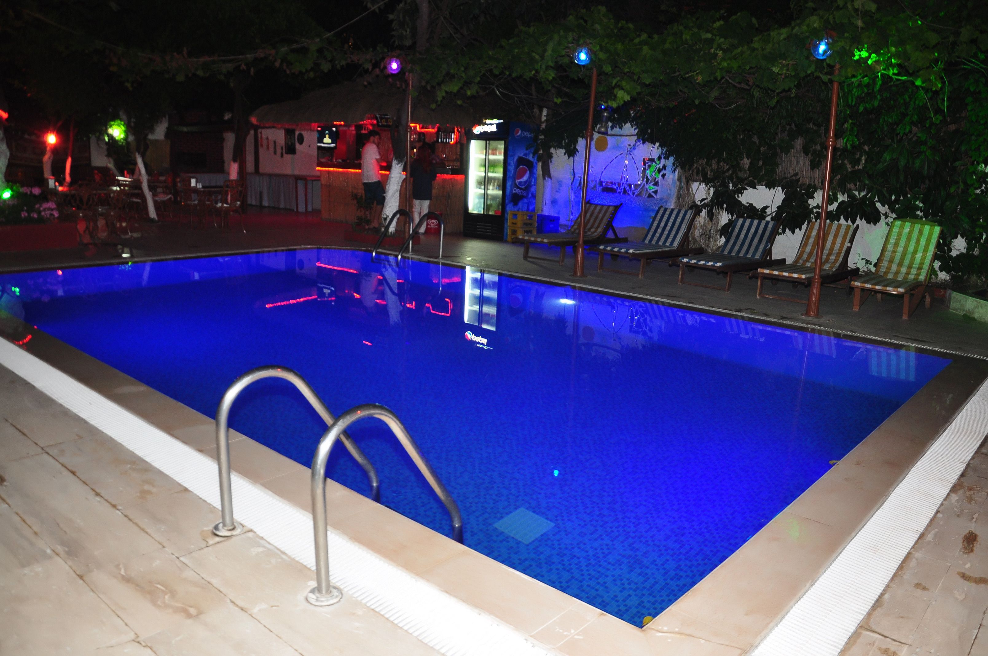 Piscina externa, funciona das 10h às 18h30, espreguiçadeiras