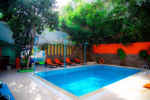 Outdoor pool, open 10:00 AM to 6:30 PM, sun loungers - Kaliptus Hotel (Kemer)