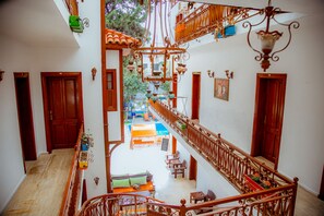 Télévision LED de 75 pouces avec chaînes par satellite, télévision