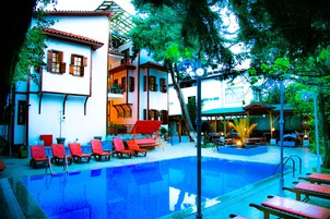 Una piscina al aire libre (de 10:00 a 18:30), tumbonas