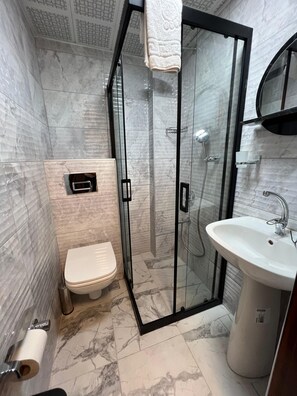 Shower, free toiletries, hair dryer, towels - Kaliptus Hotel (Kemer)