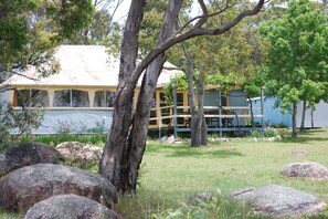 Property grounds - Twisted Gum Cottage (Ballandean)