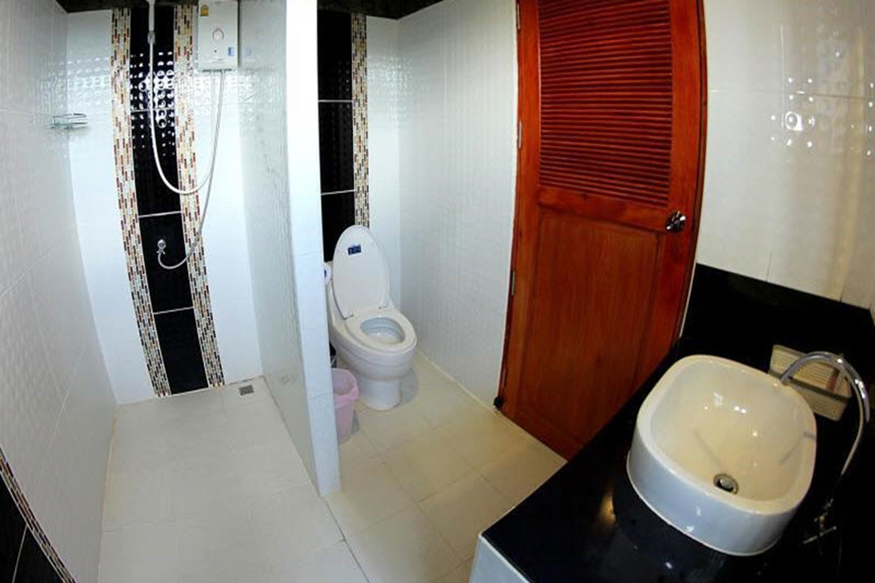 Une salle de bain avec des toilettes, une douche et un lavabo.