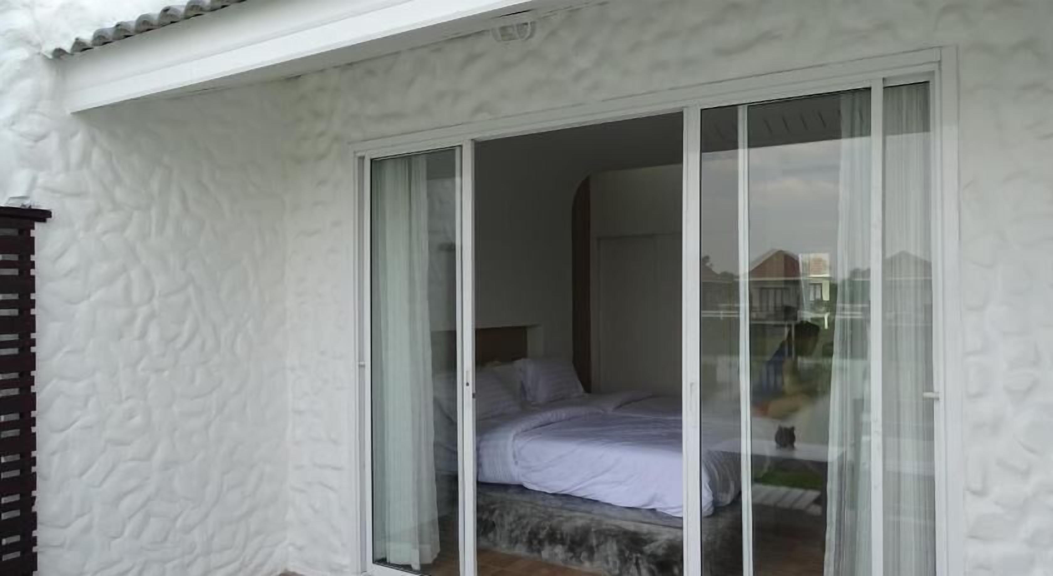 Minibar, escritorio, cortinas blackout y sistema de insonorización 