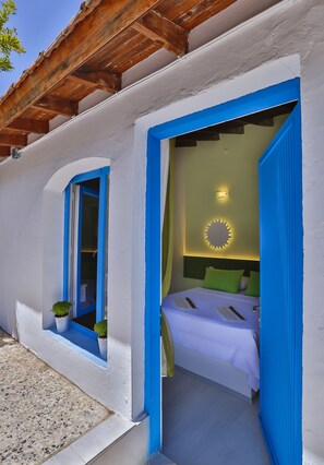 A room with a bed, a window, and a wall-mounted light fixture. - Pasalimani Hotel (Cesme)