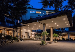 住宿正面 - 傍晚/夜晚