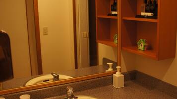 Kombinasi shower/bathtub dan perlengkapan mandi gratis