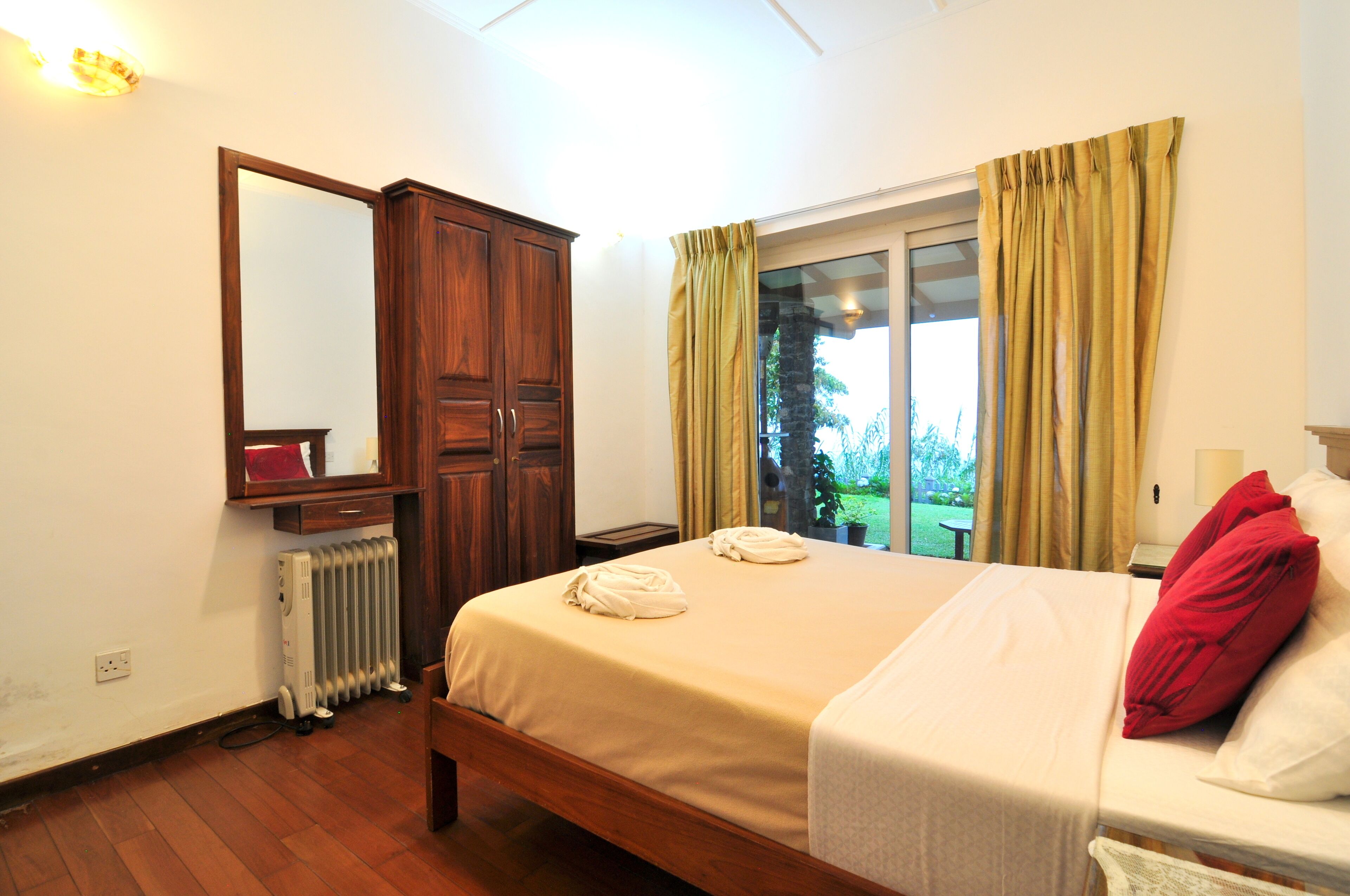 Deluxe Double Room, Mountain View | 1 bedroom, in-room safe, laptop workspace, blackout drapes