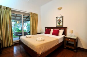 Habitación Deluxe doble, vistas a la montaña | 1 dormitorio, caja fuerte, espacio para trabajar con un portátil
