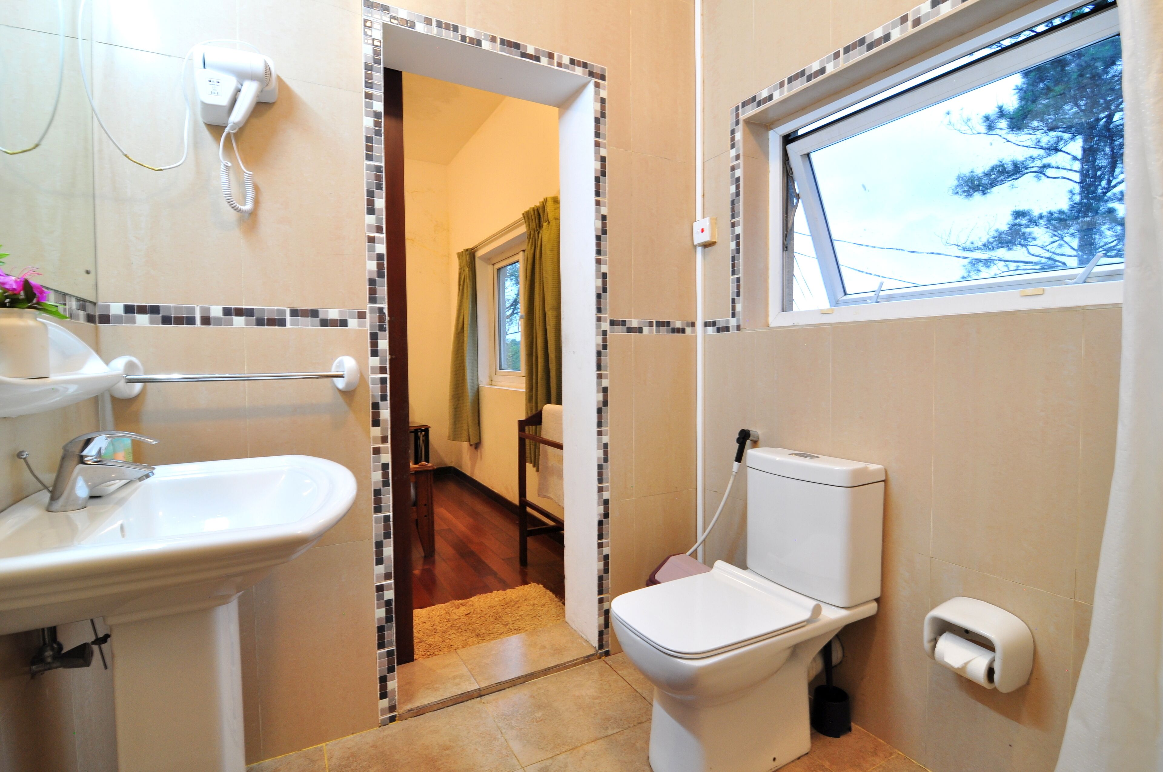 Deluxe Double Room, Mountain View | 1 bedroom, in-room safe, laptop workspace, blackout drapes
