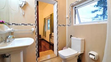 Deluxe Double Room, Mountain View | 1 bedroom, in-room safe, laptop workspace, blackout drapes