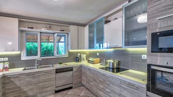 Villa, vue mer | Cuisine privée | Grand réfrigérateur, plaque de cuisson
