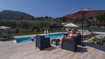 Außenpool, Sonnenschirme, Liegestühle