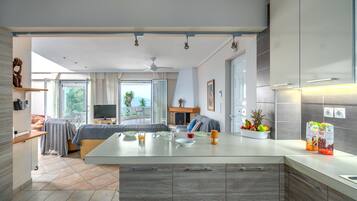 Villa, vue mer | Cuisine privée | Grand réfrigérateur, plaque de cuisson