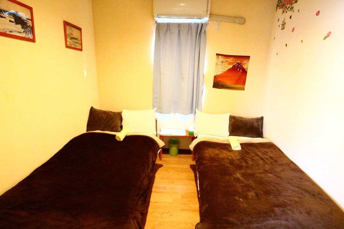 Soundproofing, free WiFi, bed sheets