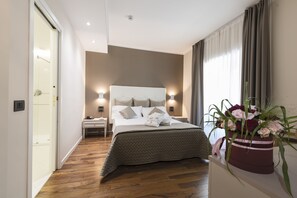 Suite, 1 Bedroom | Hypo-allergenic bedding, minibar, desk, soundproofing