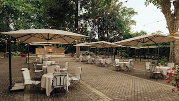 Déjeuner et dßner servis sur place, spécialités Cuisine locale