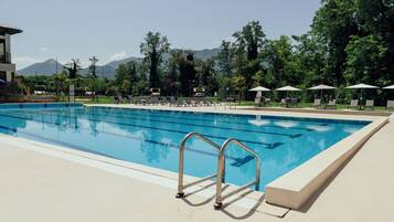 Innenpool, 2 Außenpools, Sonnenschirme