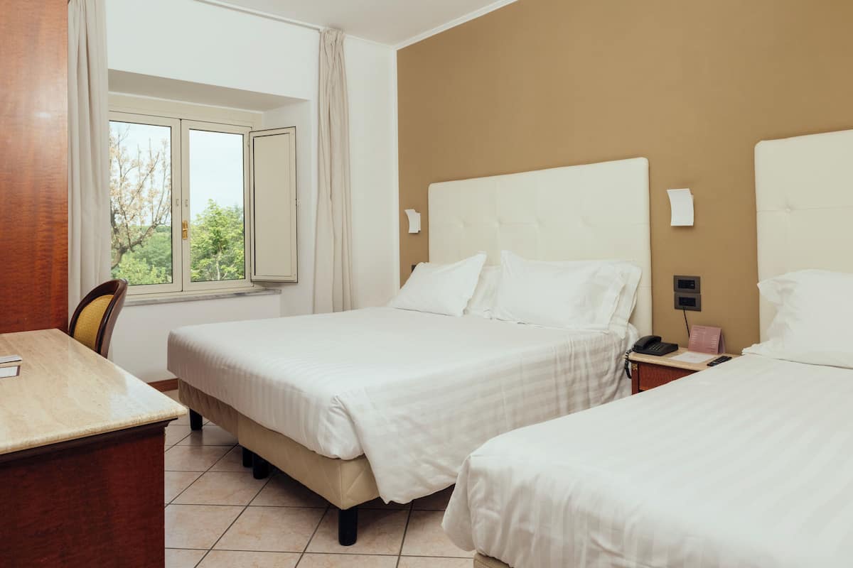 Comfort Room | 1 bedroom, hypo-allergenic bedding, minibar, desk