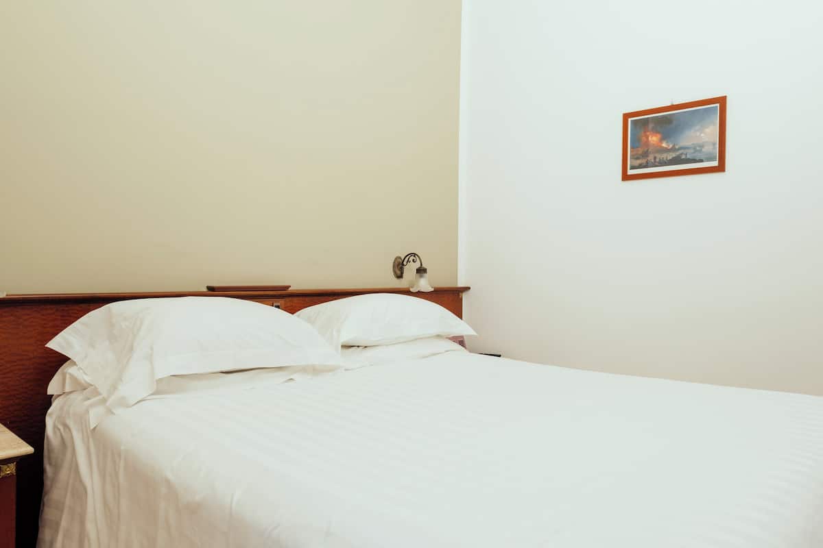 Classic Room | 1 bedroom, hypo-allergenic bedding, minibar, desk