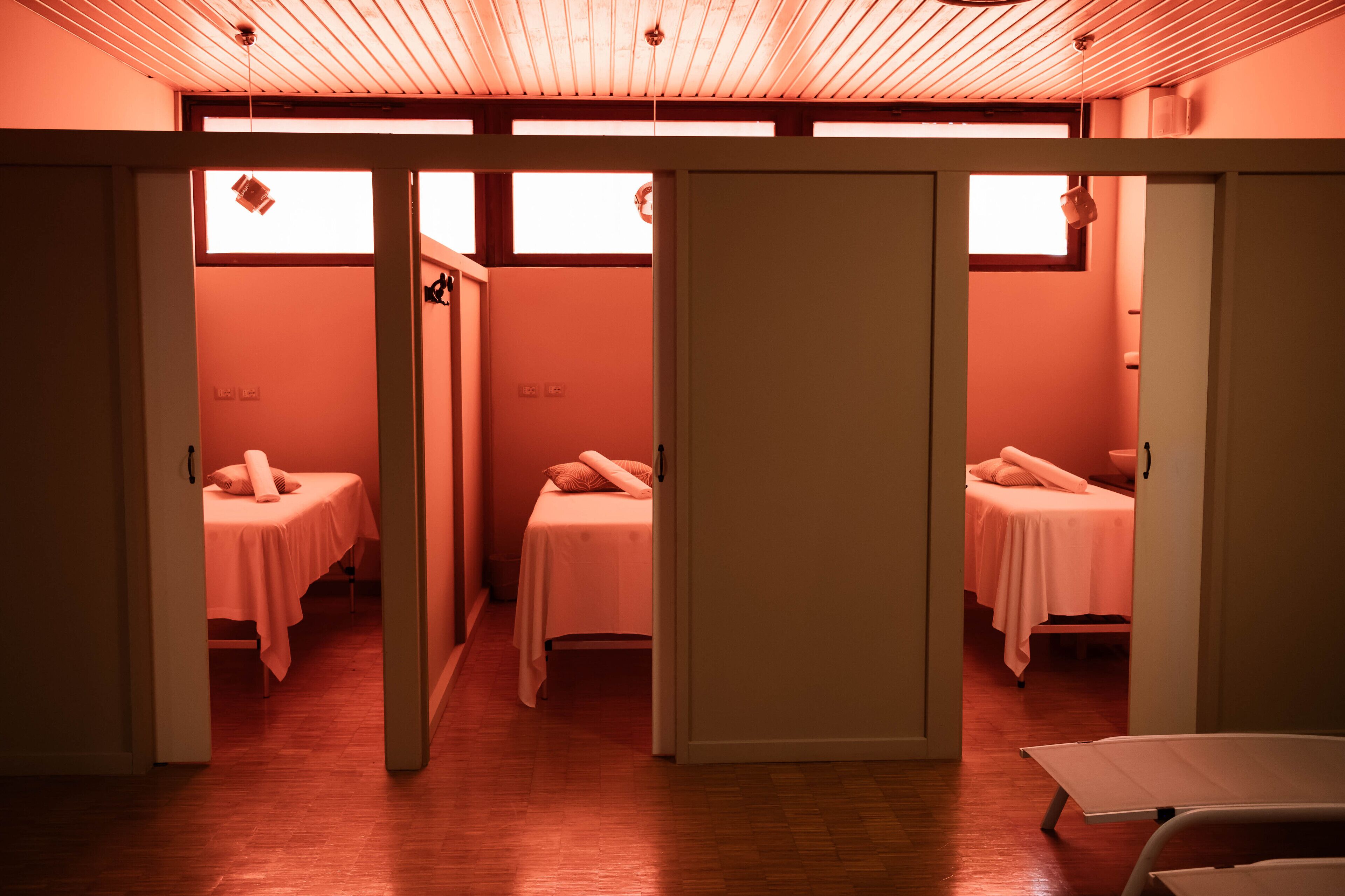 Parihoitohuone(ita), sauna, poreallas, vartalohoitoja, hydroterapiaa