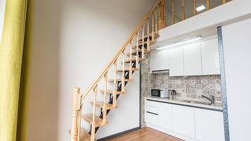 Alloggio su due livelli, 2 camere da letto (25py) | Angolo cottura privato | Frigorifero, microonde, bollitore elettrico
