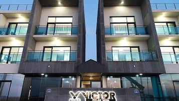 Front of property โ evening/night