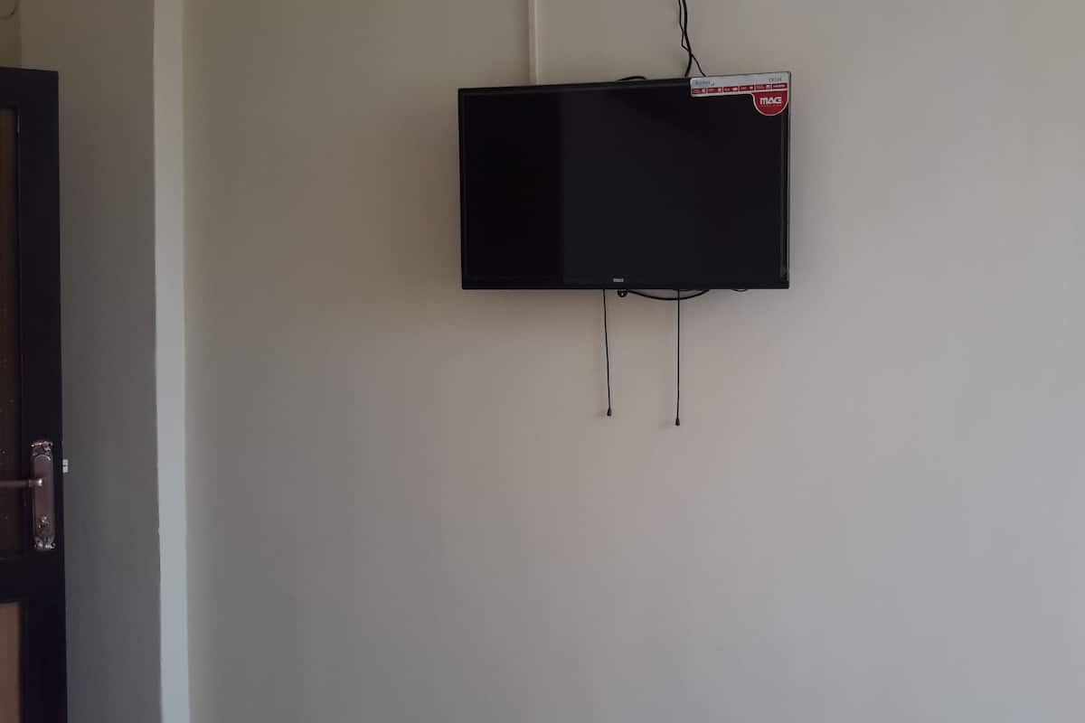 Hochwertige Bettwaren, Zimmersafe, Schreibtisch, Bügeleisen/Bügelbrett