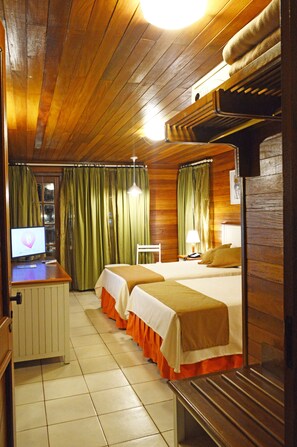 1 habitación, minibar, espacio para trabajar con laptop y ropa de cama 