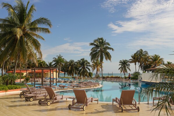 Outdoor pool, pool umbrellas, sun loungers - Club Cayo Guillermo - All Inclusive (Cayo Guillermo)