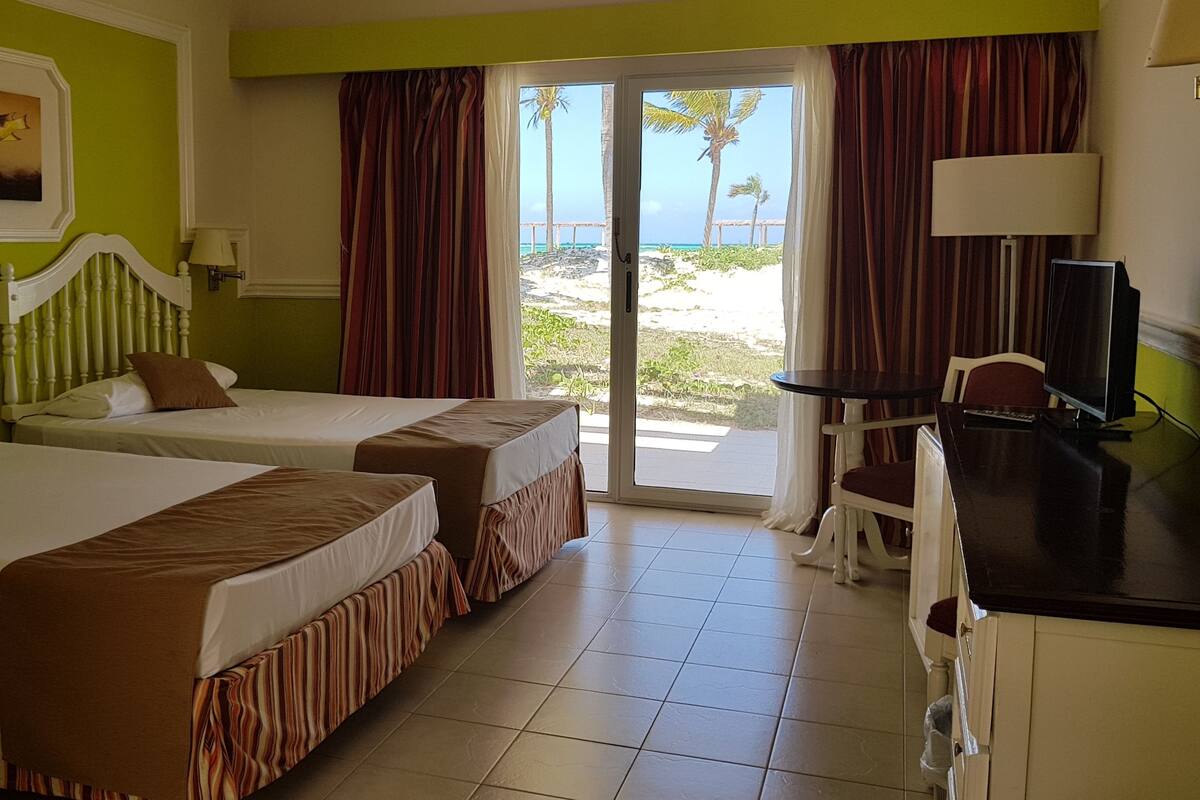 1 habitación, minibar, espacio para trabajar con laptop y ropa de cama