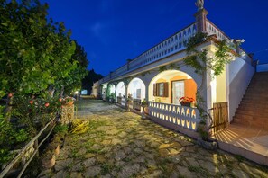 Työpöytä, pimennysverhot, äänieristys, vauvansängyt