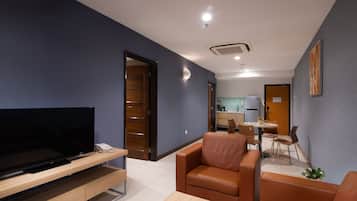 Apartamento família, 2 quartos | Área de estar | TV de tela plana 40 polegadas com canais via satélite, TV