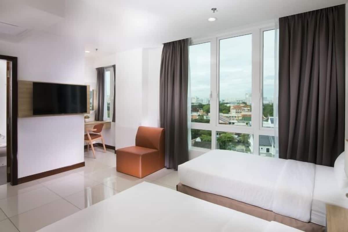 Safe på rommet, skrivebord og skrivebord for bærbar PC