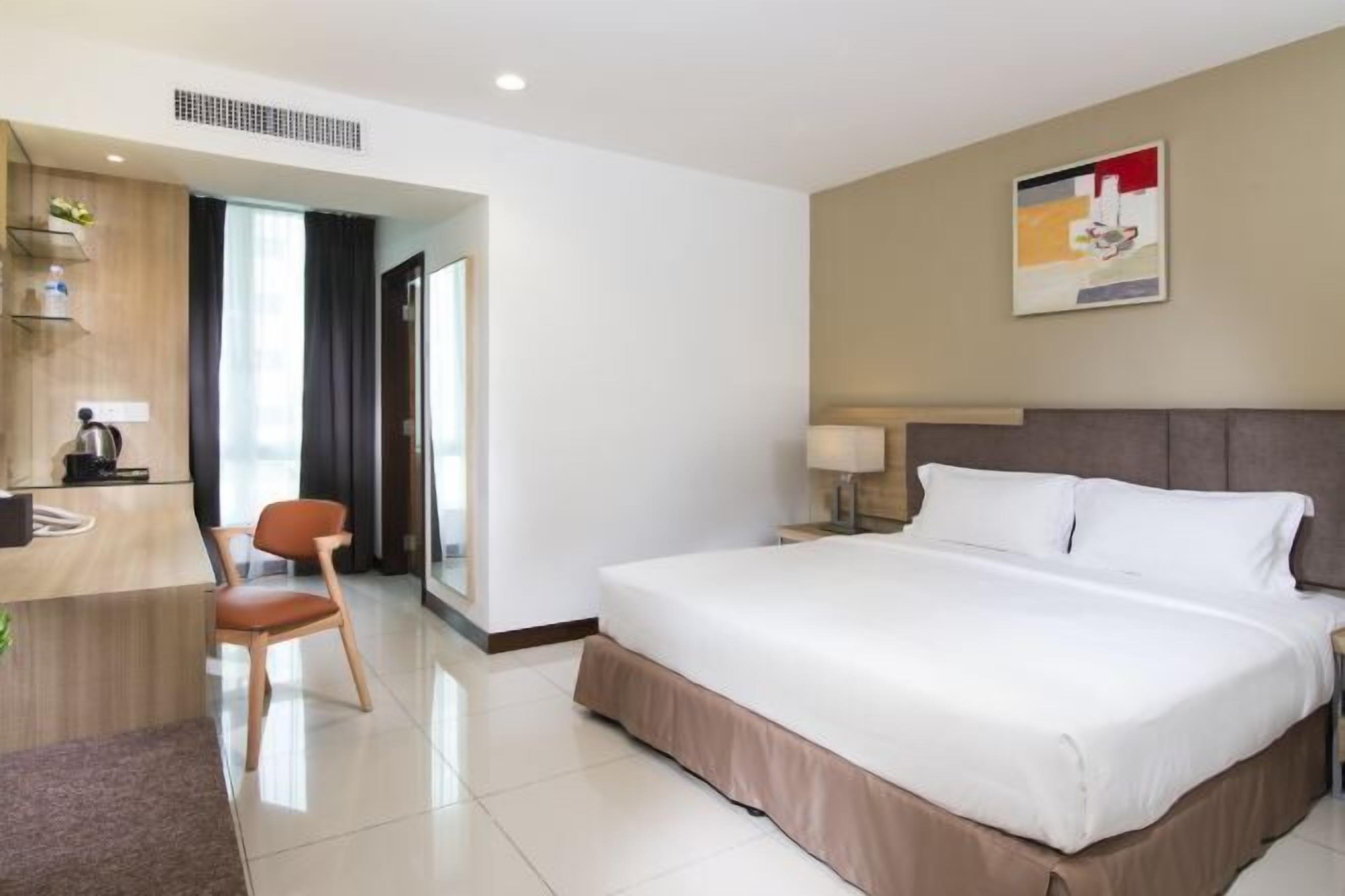 Safe på rommet, skrivebord og skrivebord for bærbar PC