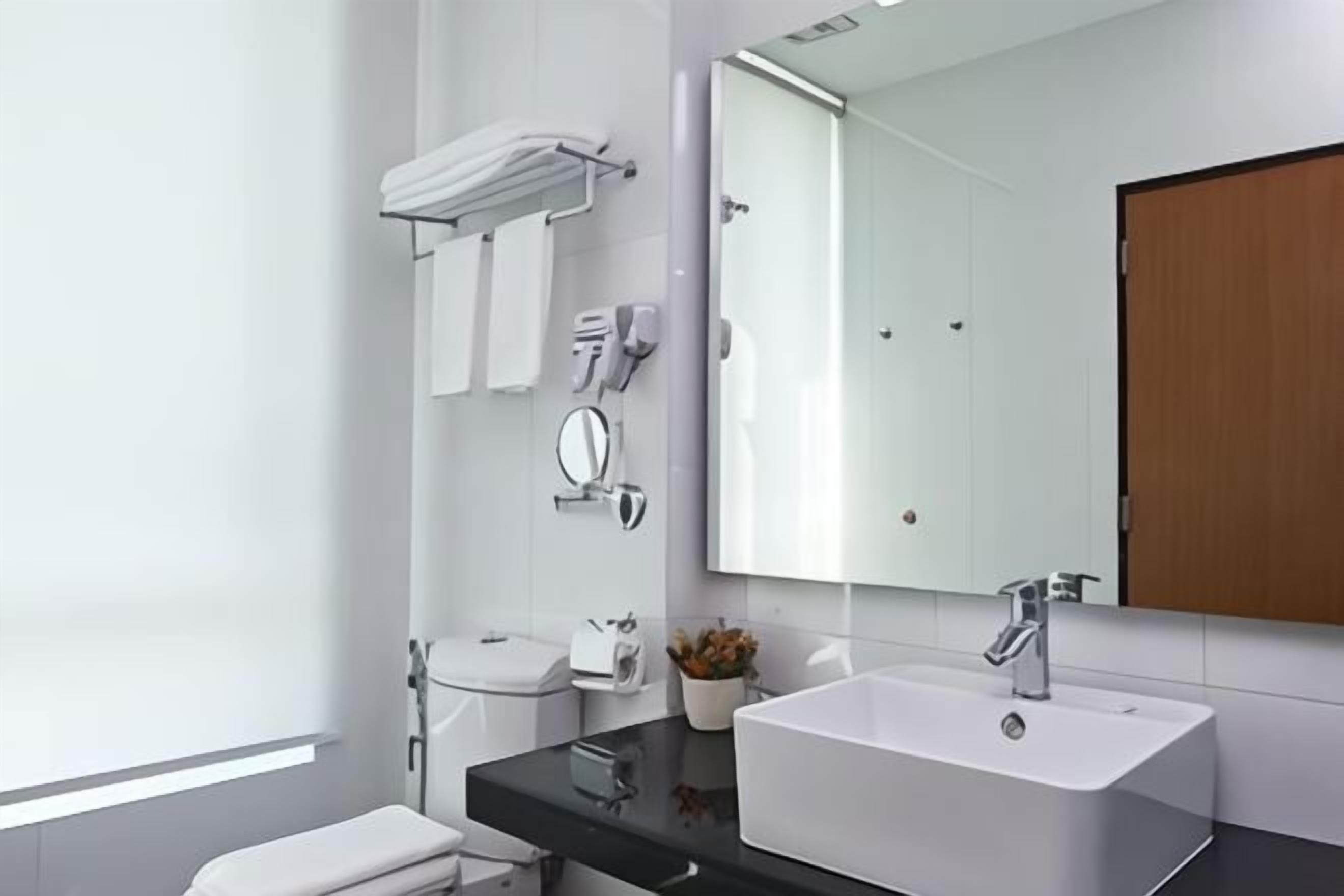 Bad | Dusj, toalettartikler (inkludert), hårføner og tøfler