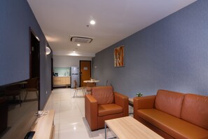 Departamento familiar, 2 habitaciones | Área de sala de estar | Televisión de pantalla plana de 40 pulgadas con canales vía satélite 