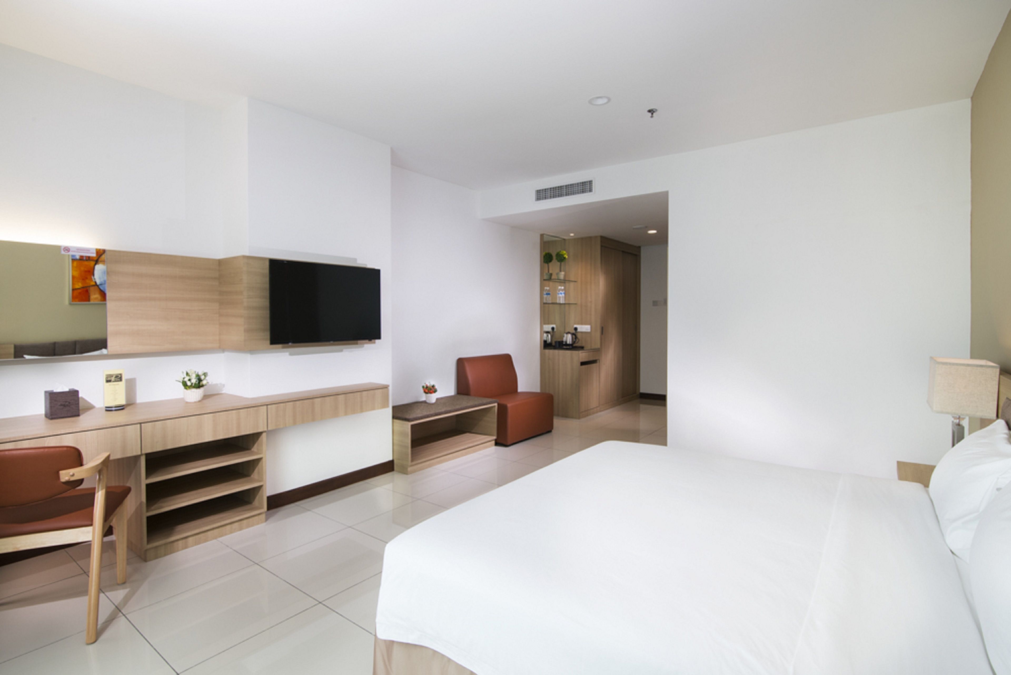 executive double room | in-room safe, desk, laptop workspace, blackout curtains