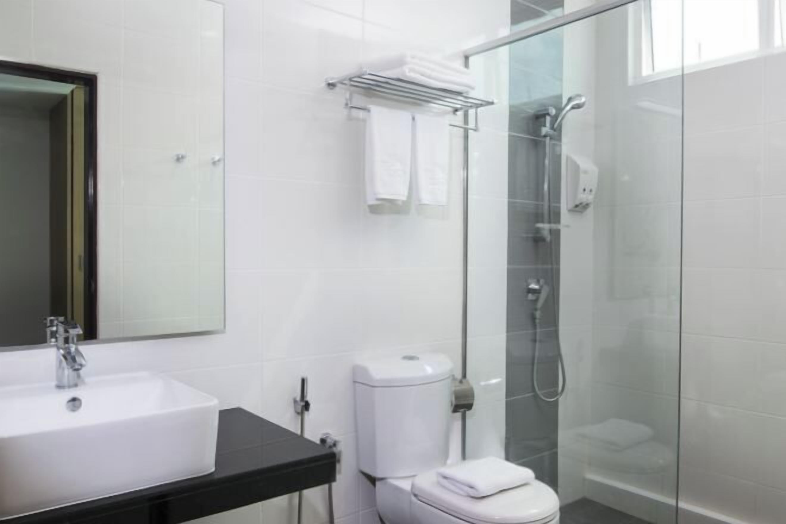 Bad | Dusj, toalettartikler (inkludert), hårføner og tøfler