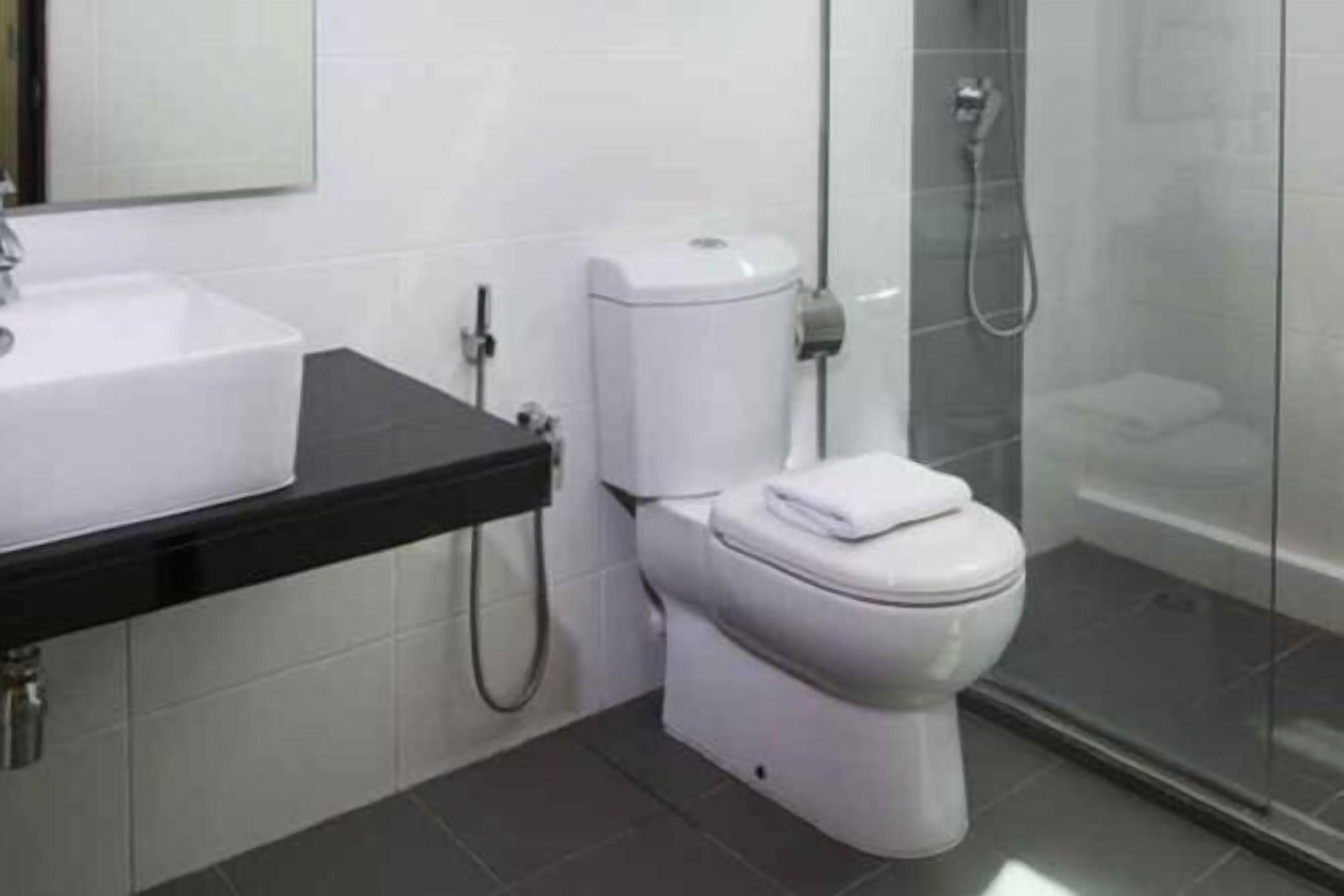 Bad | Dusj, toalettartikler (inkludert), hårføner og tøfler