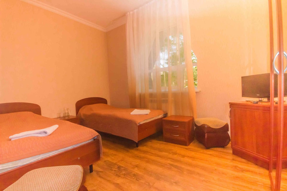 Economy Twin Room, Shared Bathroom | Iron/ironing board, free cribs/infant beds, rollaway beds