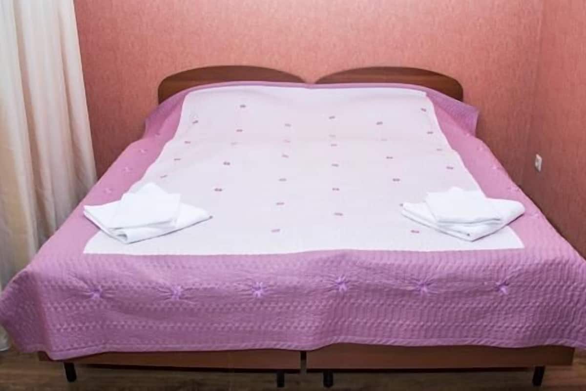 Family Room, Balcony | Iron/ironing board, free cribs/infant beds, rollaway beds