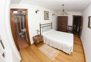 Casa, camere multiple | 1 camera, biancheria da letto di alta qualità, ferro/asse da stiro