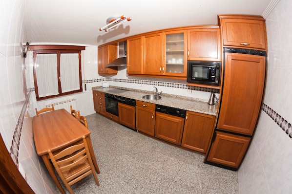 House, Multiple Bedrooms | Private kitchen | Full-size fridge, microwave, oven, stovetop