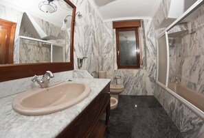 Casa, camere multiple | Bagno | Set di cortesia gratuito, asciugacapelli