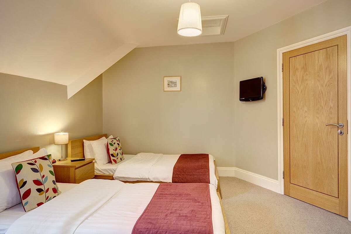 Twin Room (Large) | Desk, iron/ironing board, cribs (free), WiFi (free)