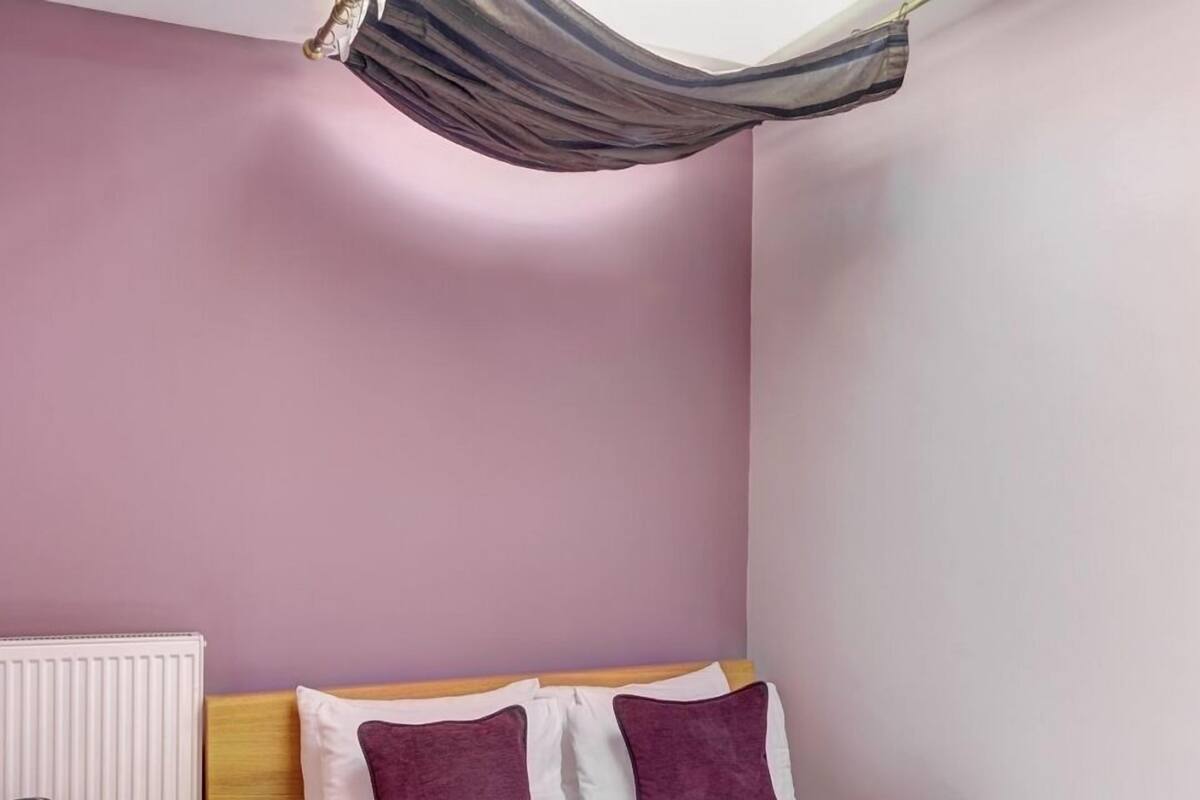 Double Room (Small) | Desk, iron/ironing board, cribs (free), WiFi (free)
